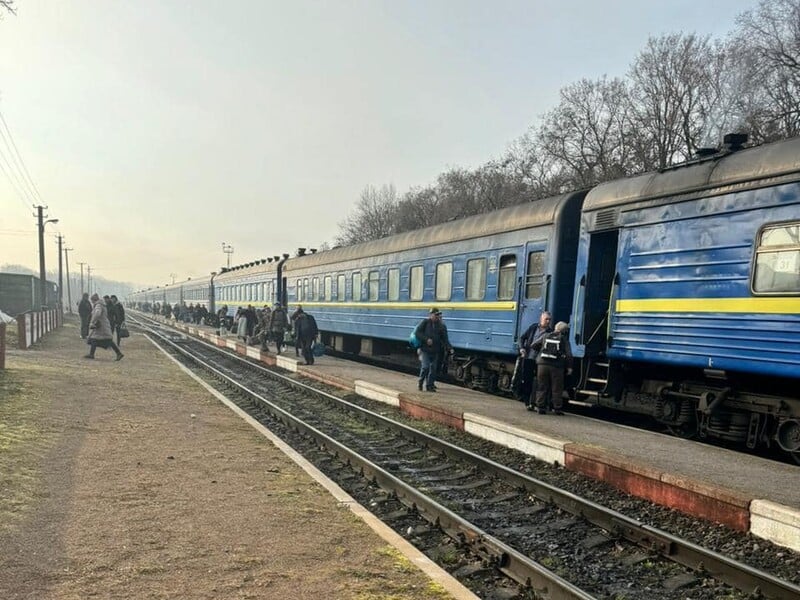 В Хмельницкой области диверсанты взорвали пути, пытаясь пустить под откос поезд. Подозреваемых задержали