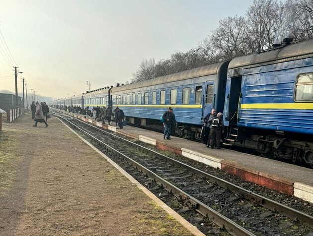 У Хмельницькій області диверсанти підірвали колії, намагаючись пустити під укіс поїзд. Підозрюваних затримали