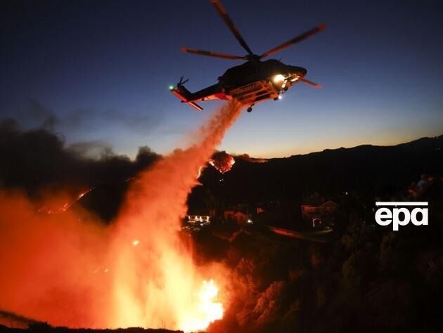 У Лос-Анджелесі вирує лісова пожежа. Приблизно 30 тис. людей евакуювали