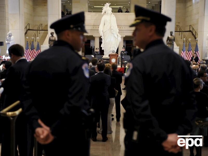 В США мужчина с мачете и ножами пытался зайти в Капитолий