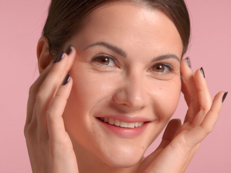 Сделайте этот массаж – и наслаждайтесь изменениями. Косметолог показала, как убрать межбровные морщины