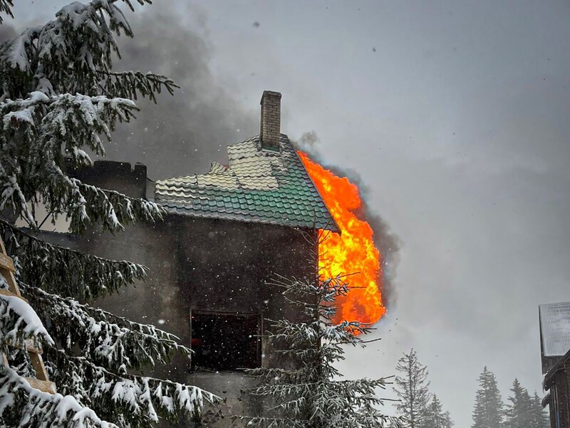 На курорті Драгобрат горів готель, відпочивальників евакуювали. Фото