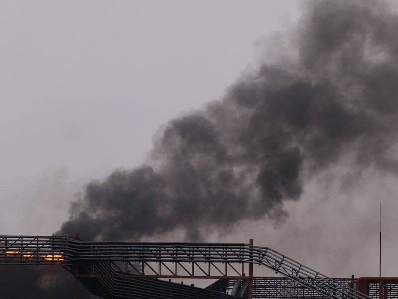 Нафтобаза в російському Енгельсі "контрольовано" горить п'ятий день після атаки дронів – губернатор