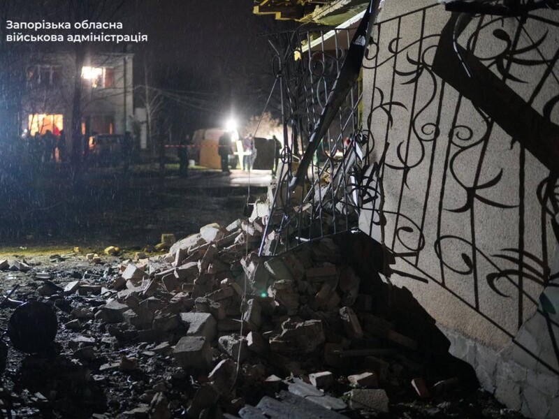 В Запорожье из-за российской атаки БПЛА горел дом, двоих человек госпитализировали. Фото