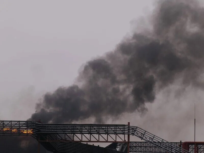 Власти РФ заявили, что на пятый день пожара на нефтебазе в Энгельсе "ликвидировали открытое горение"