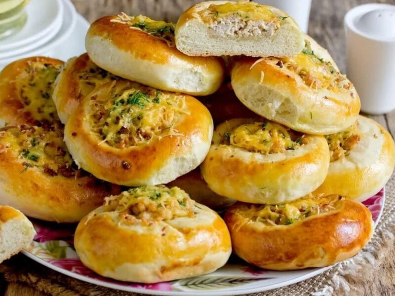 Еще горячие булочки с мясом посыпьте тертым сыром – рецепт на 20 пышек