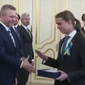 У Словаччині школяр відмовився потиснути руку президентові й назвав його шахраєм і брехуном. Відео