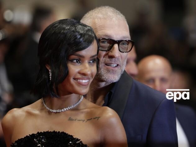 29-летняя девушка 58-летнего Касселя впервые показала их новорожденного сына. Фото