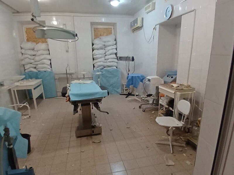 Ранены люди, повреждены дома, газопровод, автомобили и больница. Херсонская ОВА рассказала об обстрелах