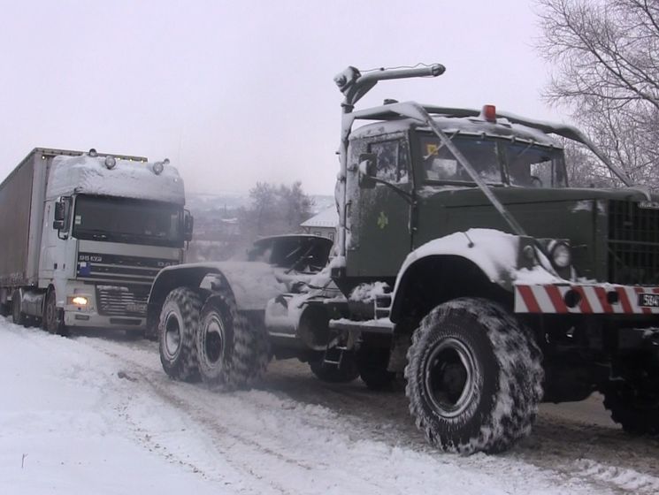У чотирьох областях України обмежено рух транспорту через негоду