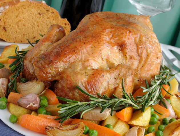 Змастіть цим курку під час запікання – і вона вийде неймовірно смачною. Секрет золотистої скоринки