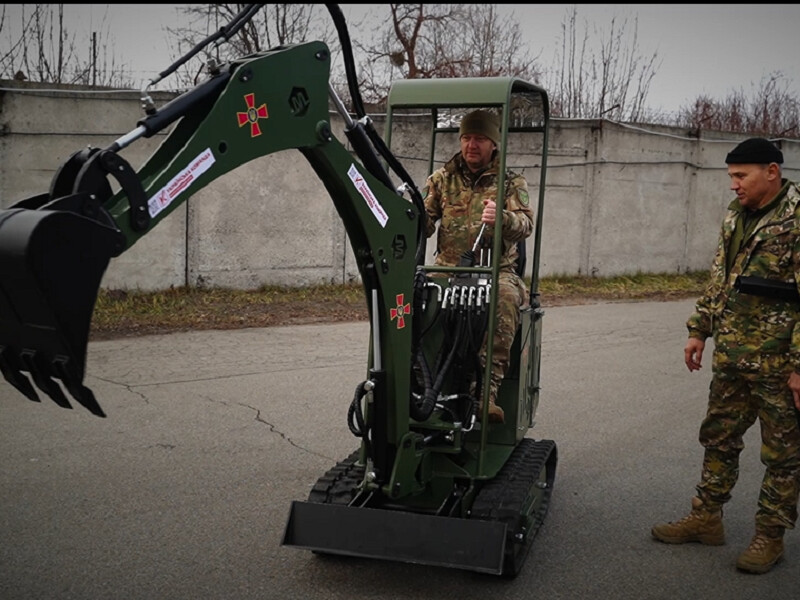 "Украинская команда" передала защитникам экскаватор