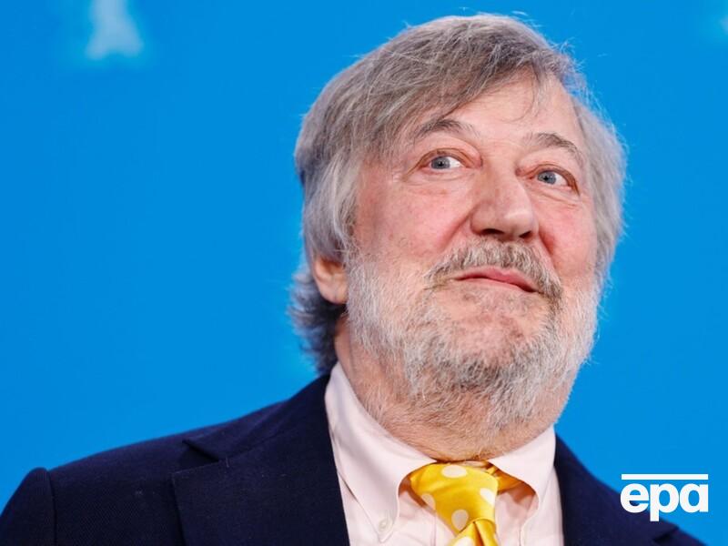 67-річний Стівен Фрай показав рідкісне фото зі своїм 36-річним коханим із нагоди річниці шлюбу