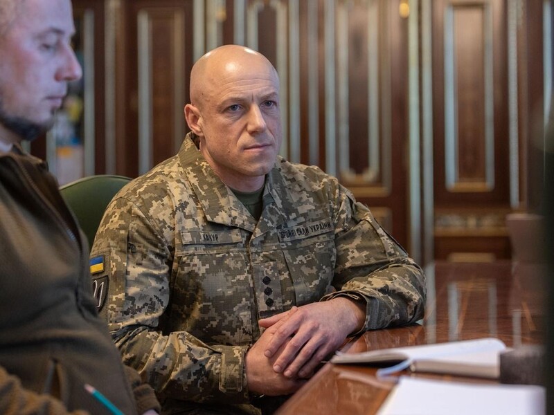 "Хорошо знает фронт". Зеленский объявил победителя опроса по начальнику Академии Сухопутных войск