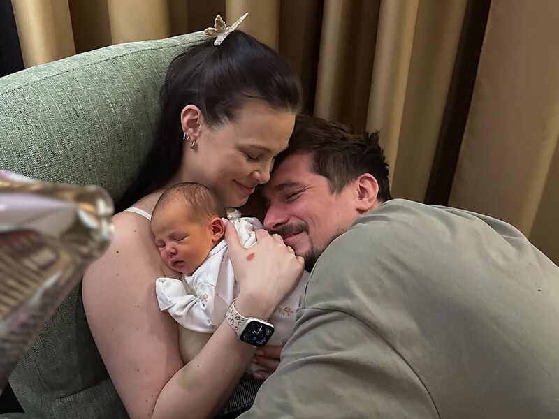 Позитив показал семейные фото с женой и дочерью