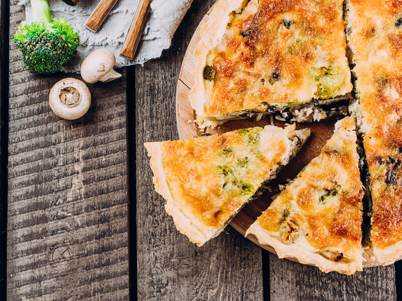 На 100 г этого пирога всего 168 ккал – рецепт йогуртового киша с курицей