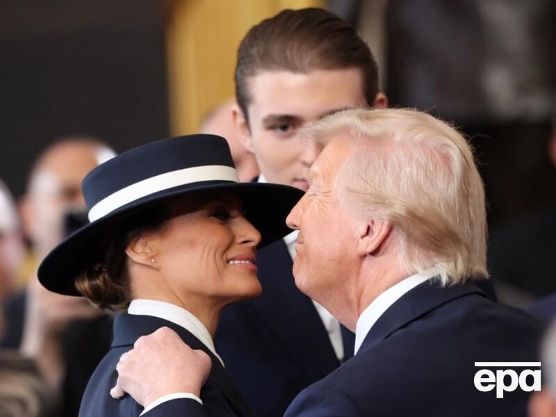 Трамп во время инаугурации пытался поцеловать жену в губы, но не смог. Видео