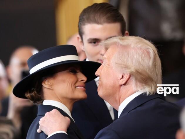 Трамп во время инаугурации пытался поцеловать жену в губы, но не смог. Видео