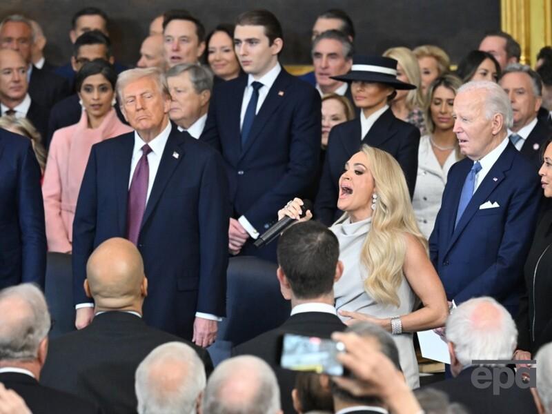 Андервуд, которая, несмотря на критику, пела на инаугурации Трампа, попросила о помощи. Ее поддержал Байден