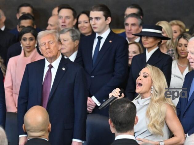 Андервуд, яка, попри критику, співала на інавгурації Трампа, попросила про допомогу. Її підтримав Байден