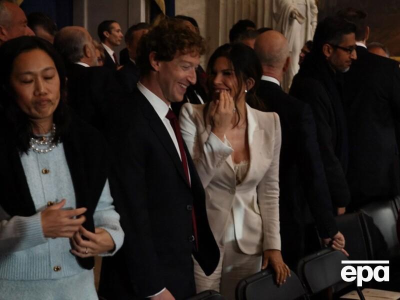 Цукерберг на инаугурации Трампа подглядывал в глубокое декольте невесты Безоса. Видео, фото