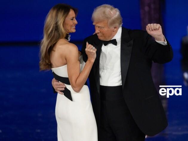 Стиліст дружини Трампа пояснив, чому вона обрала для інавгураційного балу білу сукню із чорною стрічкою