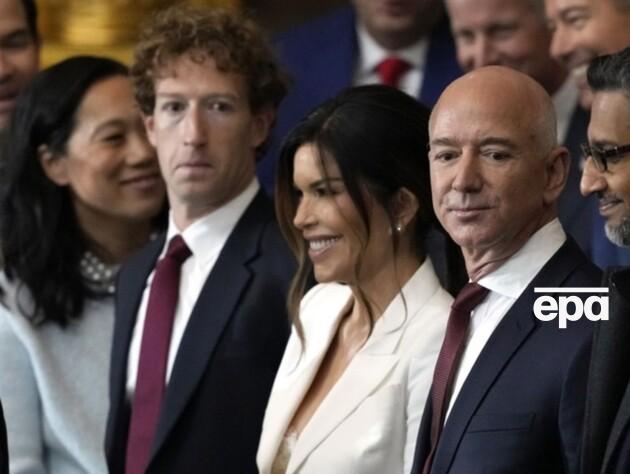 Наречена Безоса засвітила на інавгурації Трампа мереживну білизну у глибокому декольте. Фото