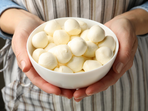 Перемішайте дерев'яною лопаткою кефір і лимонний сік – готуємо вдома сир моцарела