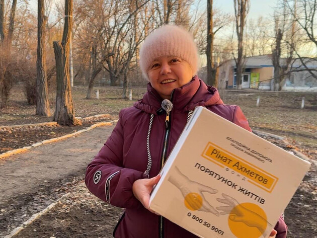 Фонд Ріната Ахметова передав допомогу до села Малинівка за вісім кілометрів від лінії фронту