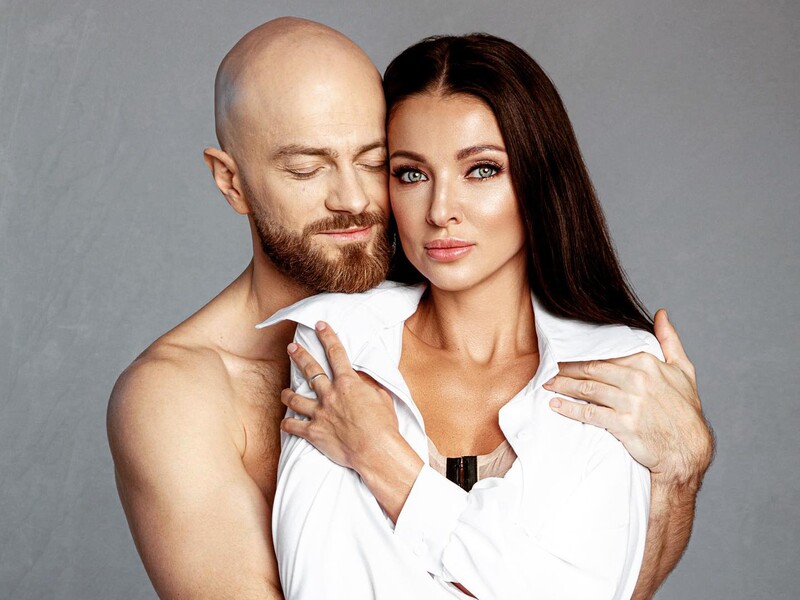 Босиком и взявшись за руки. Яма, сбежавший в США, устроил фотосет с супругой