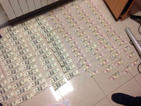 На Киевской таможне правоохранители задержали чиновника с сообщником за получение $6 тыс. взятки