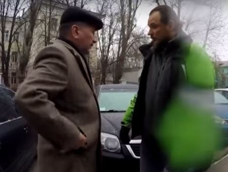 Мэра Херсона заставили пройтись по неочищенному от льда тротуару. Видео