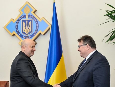 Каждый день на территорию Донбасса завозят из России новую технику и оружие – Турчинов