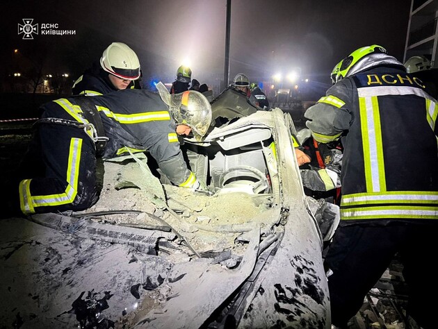 Ночной удар РФ по Киевской области. Из разрушенной многоэтажки спасены пять человек. Видео