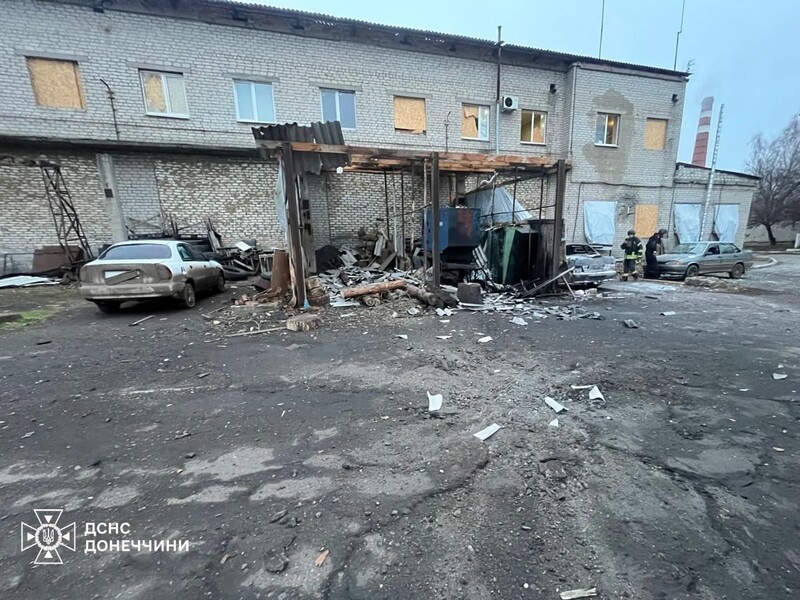 Оккупанты обстреляли Константиновку. Повреждены пожарная часть, автомобили и газопровод