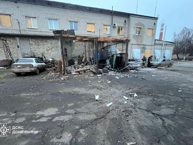 Оккупанты обстреляли Константиновку. Повреждены пожарная часть, автомобили и газопровод