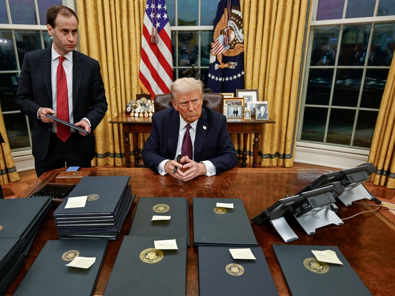 Трамп распорядился ввести пошлины на импорт из Колумбии из-за ее отказа принять рейсы с мигрантами, и это – "только начало"