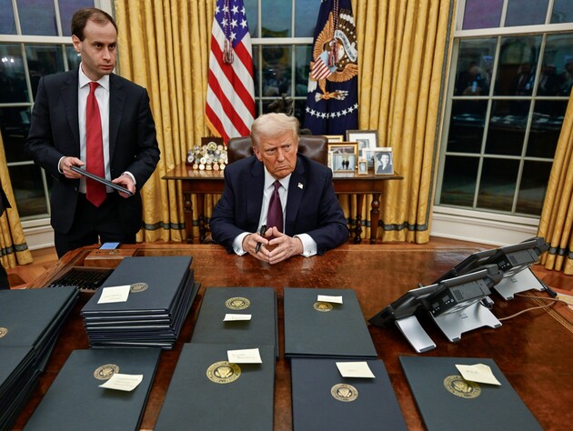 Трамп розпорядився запровадити мито на імпорт із Колумбії через її відмову прийняти рейси з мігрантами, і це – 