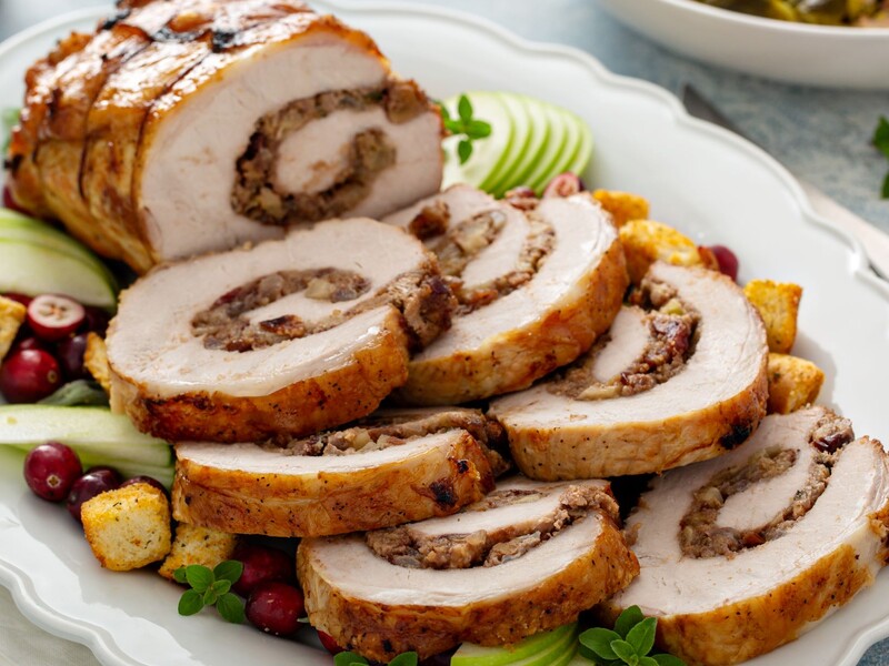 Воспользуйтесь этим простым рецептом – и куриный рулет с черносливом и сыром получится аппетитным