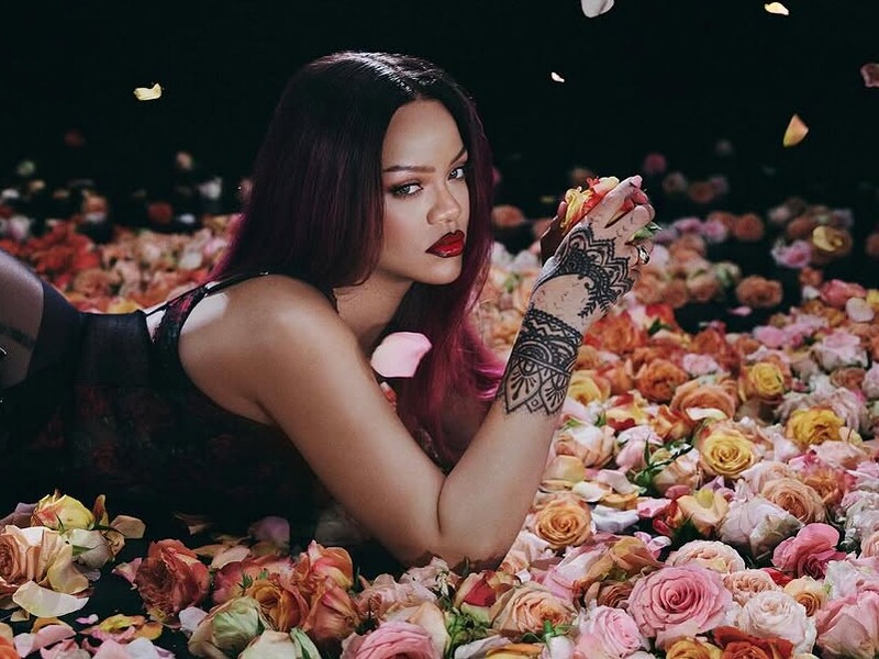 Рианна снялась среди роз в нижнем белье 