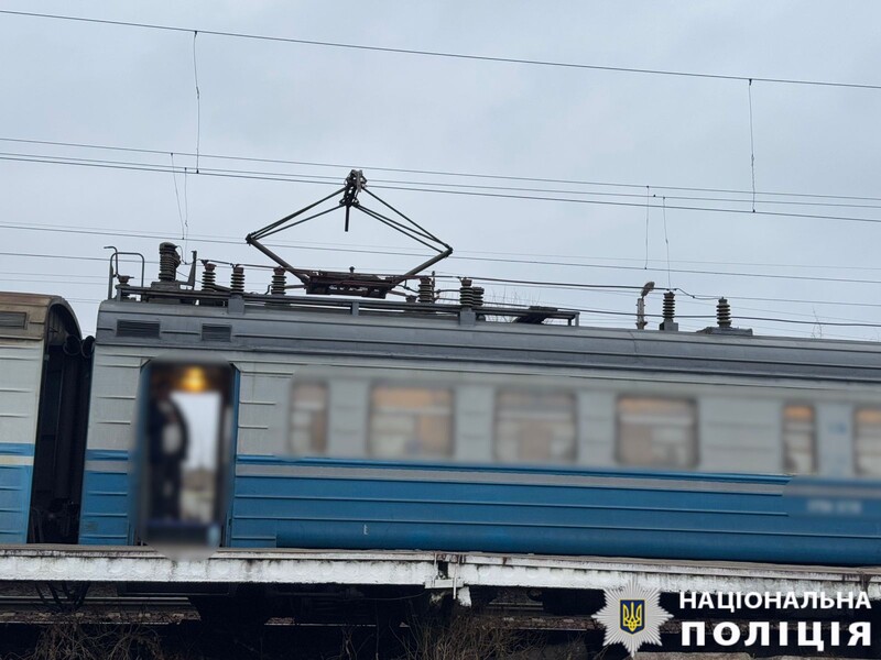 В Киевской области подросток вылез на крышу поезда, его ударило током