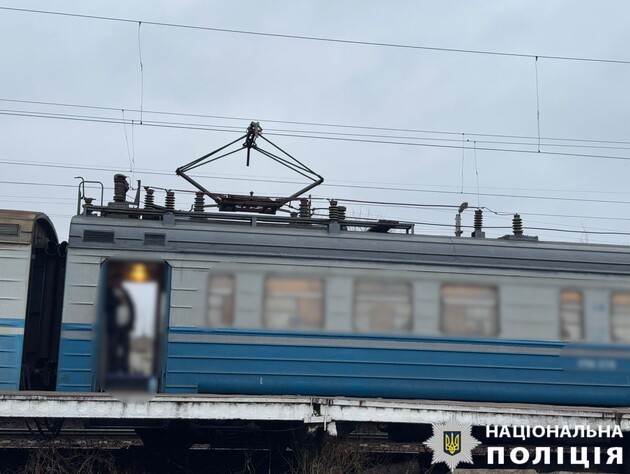 В Киевской области подросток вылез на крышу поезда, его ударило током