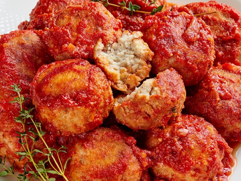 Приготовьте тефтели в томатной заливке по этому легкому рецепту от Глинской