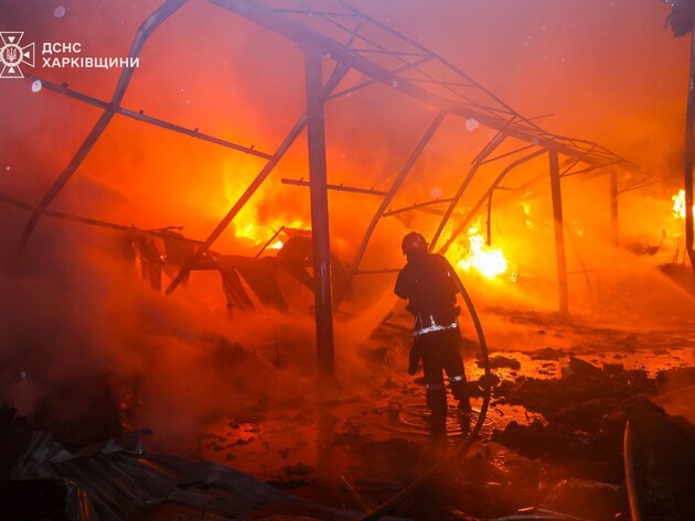 Росіяни вночі вдарили по цивільному підприємству Харкова. У ДСНС повідомили про масштабну пожежу