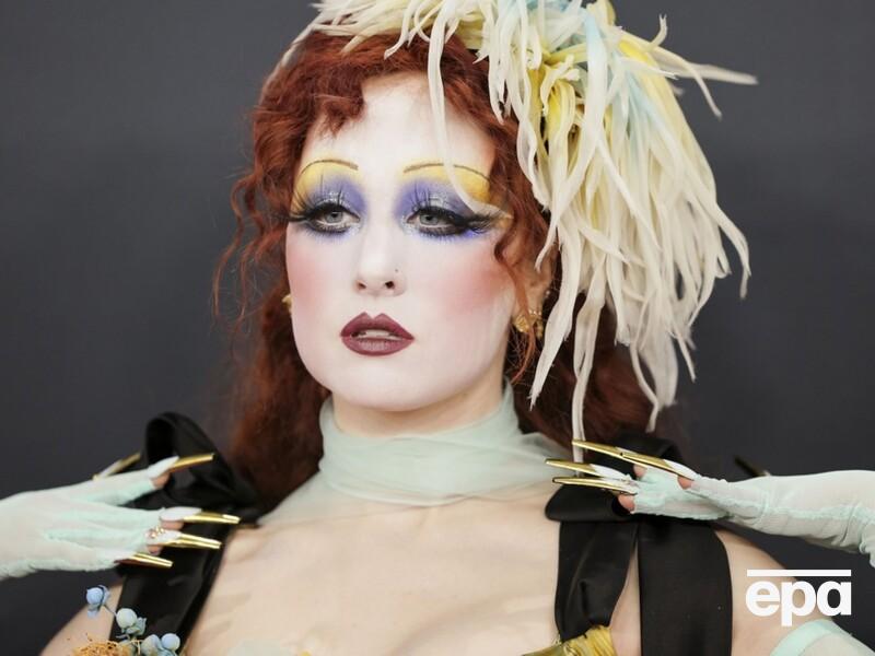 Самые яркие и необычные наряды знаменитостей на премии 