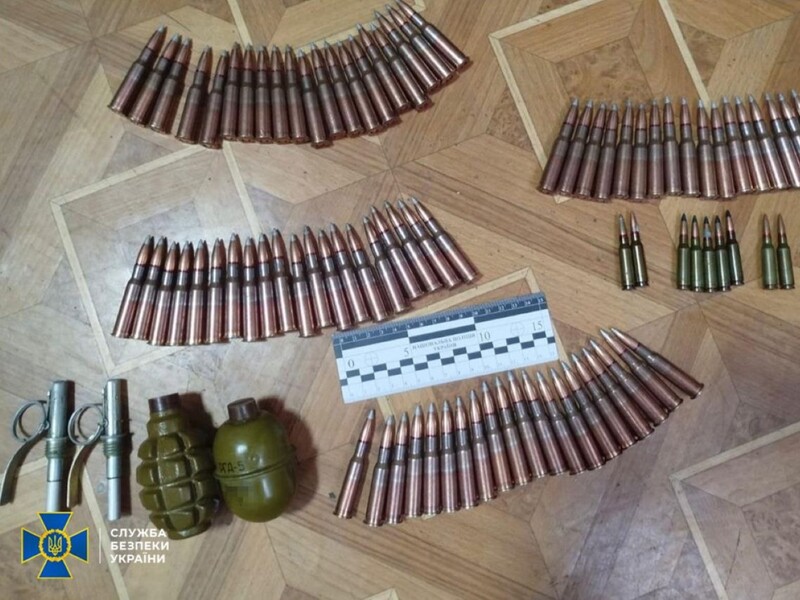 Украинские силовики заявили о задержании 15 подозреваемых в торговле "трофейным" оружием. Фото