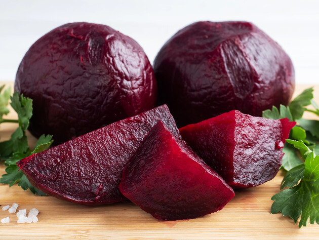Добавьте это в кастрюлю – и свекла станет гораздо вкуснее и не потеряет цвет. Лайфхак