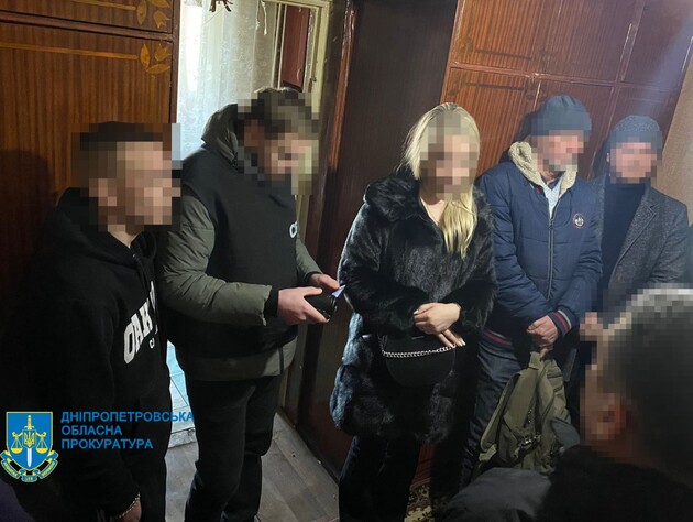 СБУ затримала матір із сином і його однокласника. Їх підозрюють у підпалі релейних шаф 