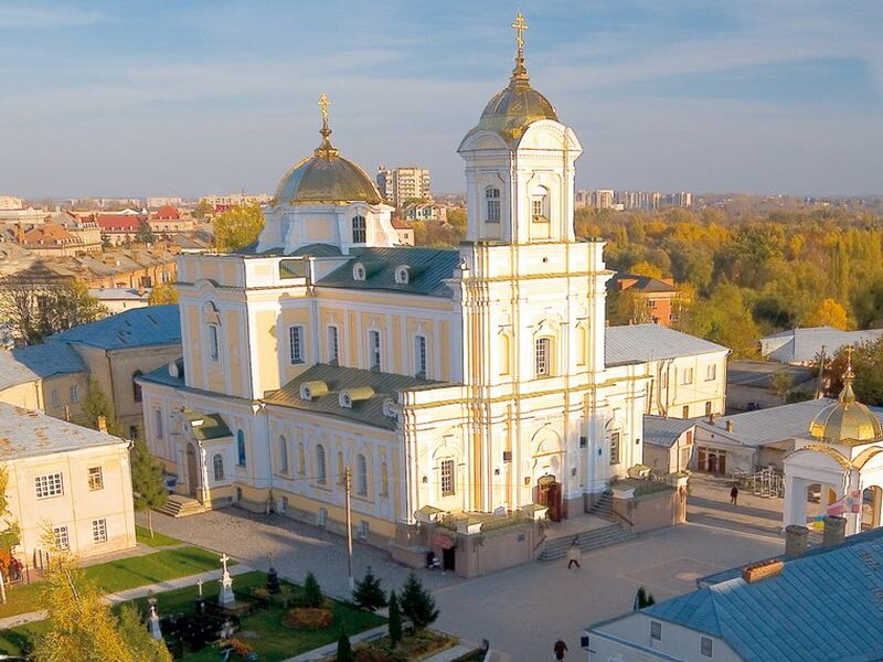 ПЦУ объявила выговор митрополиту Луцкому и Волынскому после изображения бизнесменов в соборе