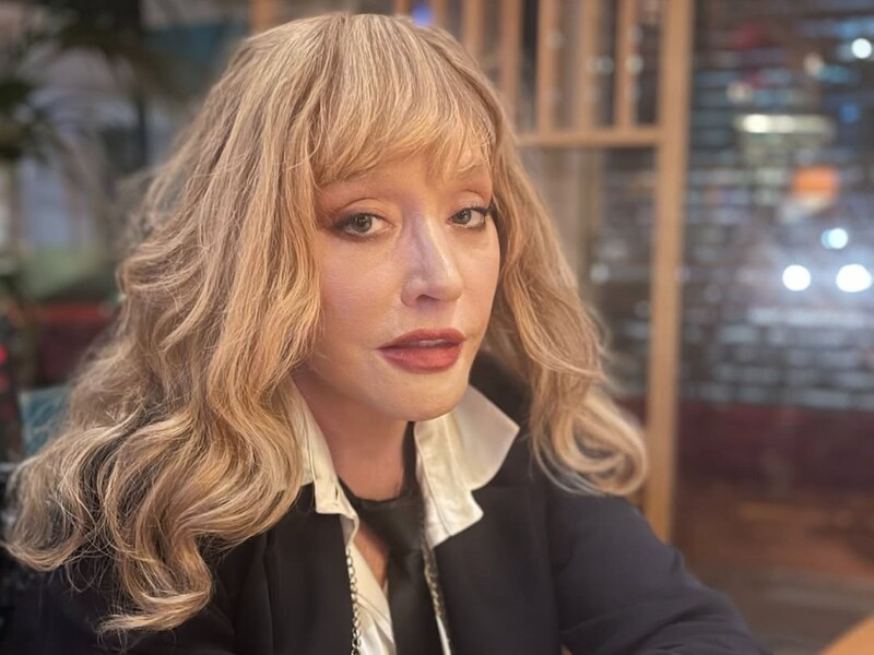 Широко расставила ноги и распахнула плащ. 48-летний Галкин показал свежее фото 75-летней жены